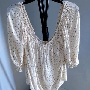 Women's Billabong adorable shirt size Large, light cream color with flowers